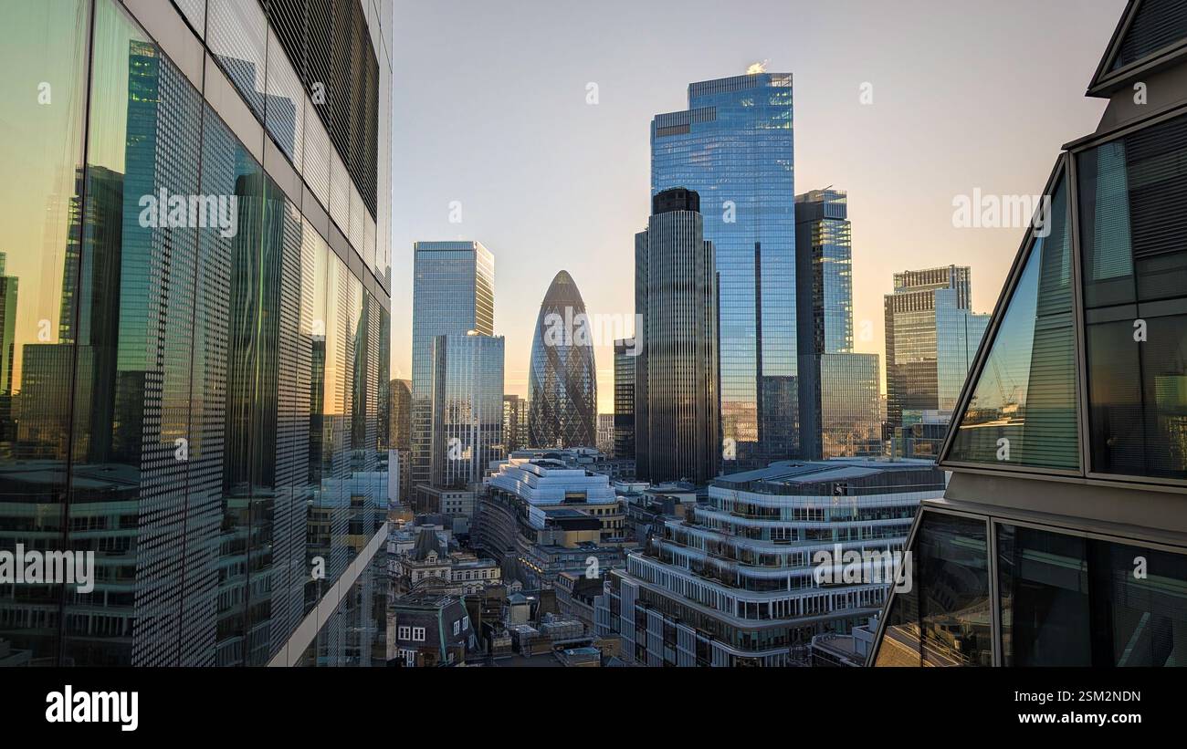 30 gennaio 2025 Londra, Regno Unito - Un meraviglioso paesaggio urbano del quartiere finanziario di Londra, caratterizzato da moderni grattacieli immersi nel caldo bagliore. Foto Stock