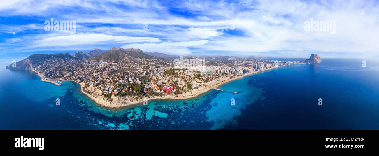 Costa Blanca, Spagna. Vista panoramica della città di Calpe con drone aereo, vista panoramica dall'alto angolo, panorama urbano costiero. Le migliori destinazioni estive spagnole Foto Stock