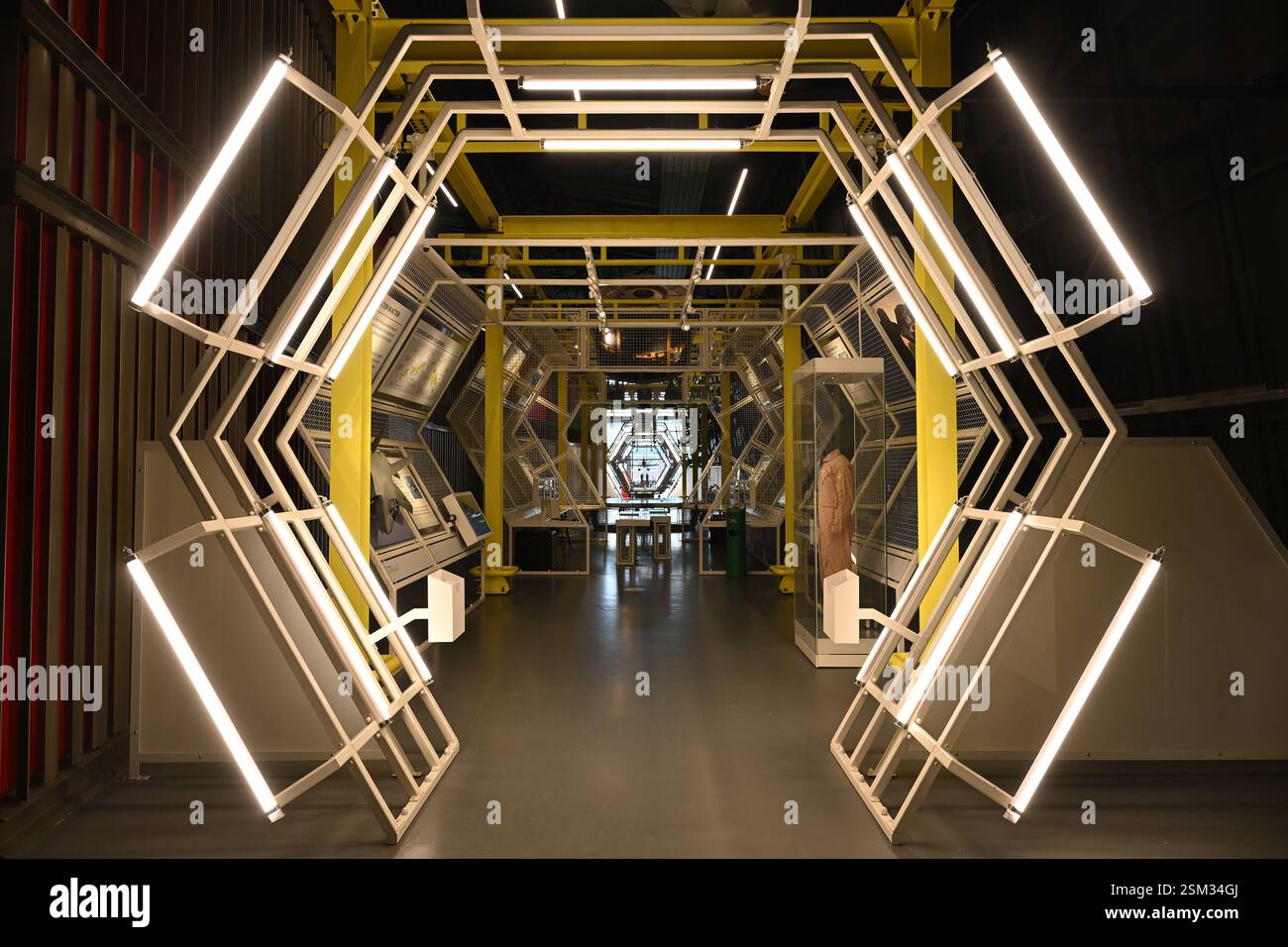 Un futuristico corridoio illuminato al neon nel RAF Museum di Londra Foto Stock