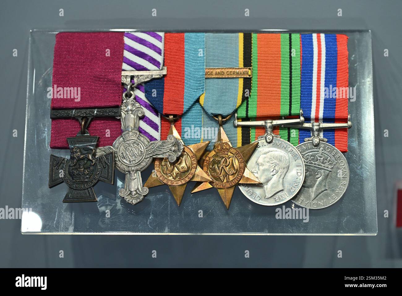 Medal bar del leader di squadra Ian Bazalgette VC DFC in mostra al RAF Museum di Londra Foto Stock