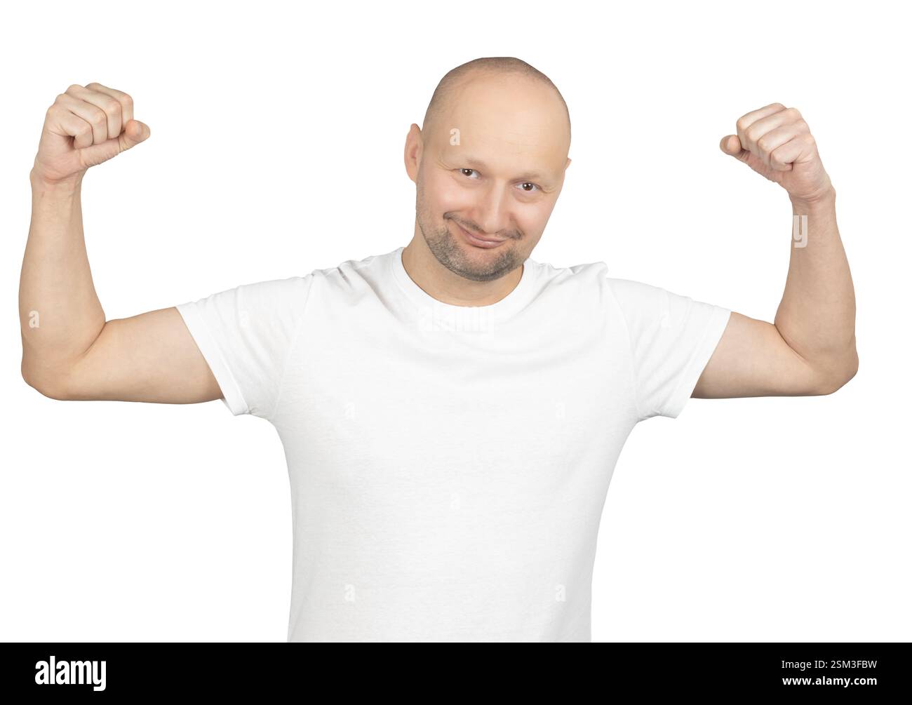 Un uomo calvo caucasico che indossa una t-shirt bianca si sta piegando le braccia in una posa sicura. Ha un leggero sorriso sul viso, esprimendo positività e str Foto Stock