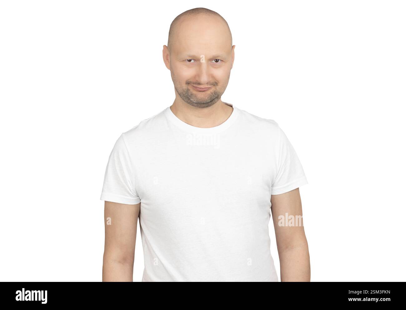Un uomo caucasico calvo con la barba corta indossa una t-shirt bianca e sorride sottile e amichevole guardando direttamente la fotocamera. Foto Stock