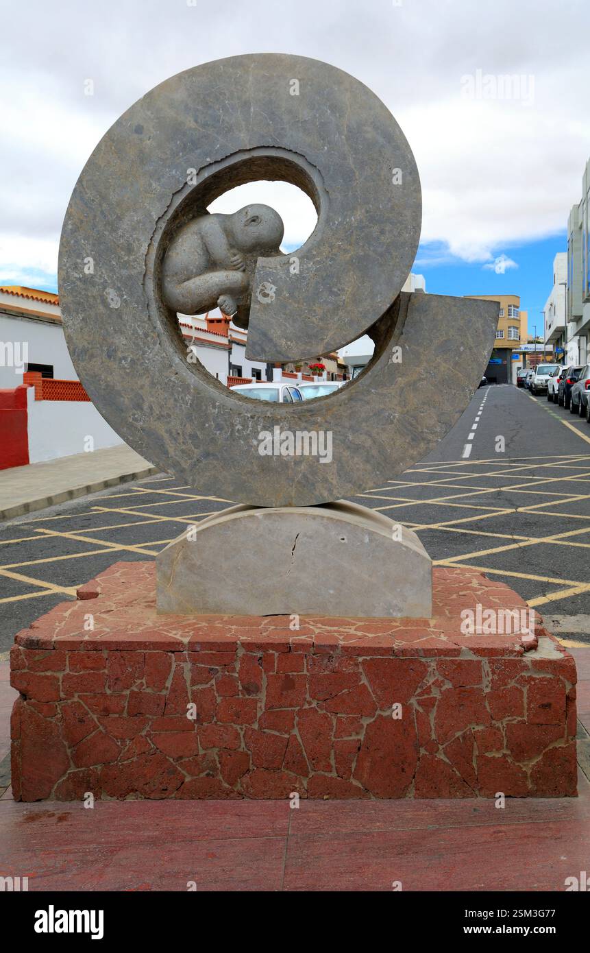 Scultura in pietra del bambino/feto, Puerto del Rosario, Fuerteventura, Isole Canarie, Spagna, Europa, UE. Presa a dicembre 2025 Foto Stock
