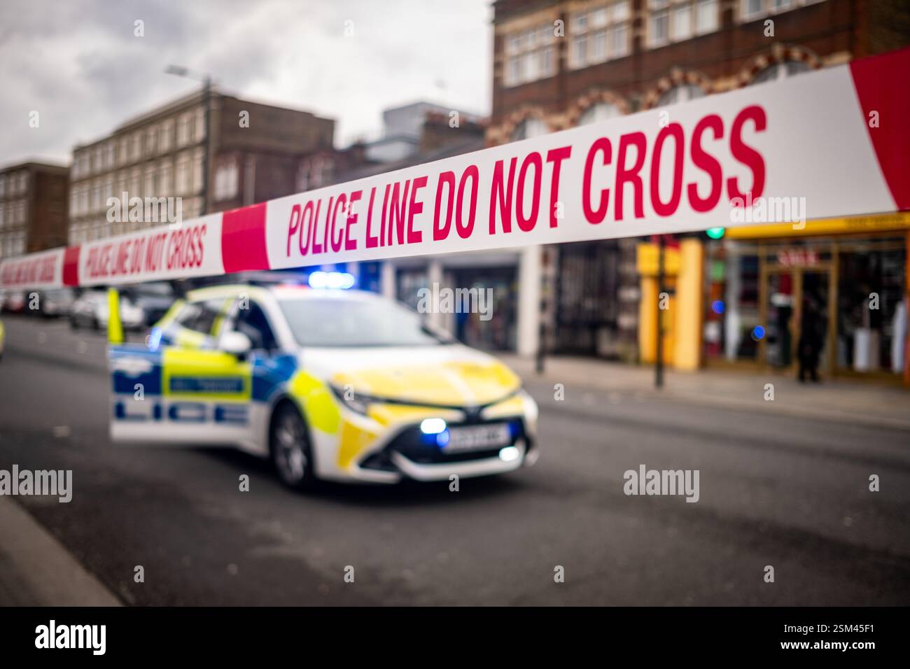 LONDRA - 12 FEBBRAIO 2025: Servizi di polizia e ambulanza sulla scena di un pugnalamento fuori dalla stazione della metropolitana di Goldhawk Road nel W12, Shepherds Bush. Foto Stock