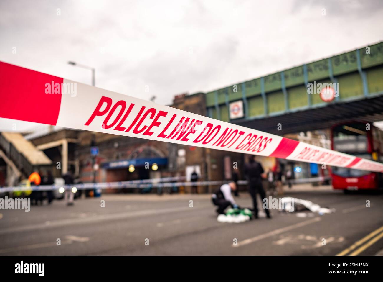 LONDRA - 12 FEBBRAIO 2025: Servizi di polizia e ambulanza sulla scena di un pugnalamento fuori dalla stazione della metropolitana di Goldhawk Road nel W12, Shepherds Bush. Foto Stock