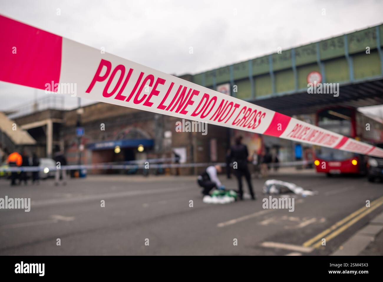 LONDRA - 12 FEBBRAIO 2025: Servizi di polizia e ambulanza sulla scena di un pugnalamento fuori dalla stazione della metropolitana di Goldhawk Road nel W12, Shepherds Bush. Foto Stock