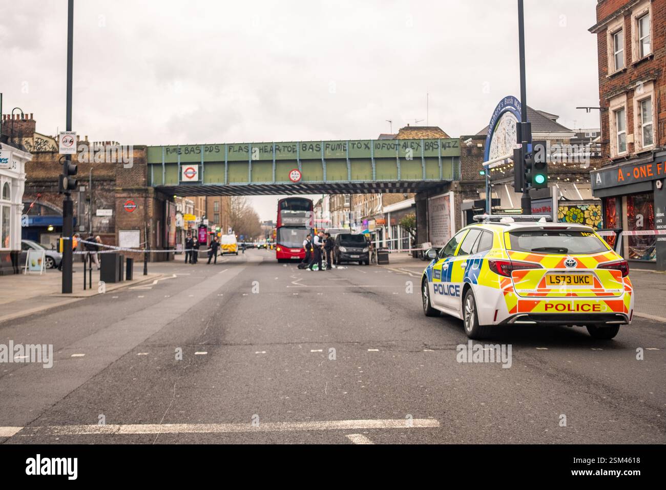 LONDRA - 12 FEBBRAIO 2025: Servizi di polizia e ambulanza sulla scena di un pugnalamento fuori dalla stazione della metropolitana di Goldhawk Road nel W12, Shepherds Bush. Foto Stock