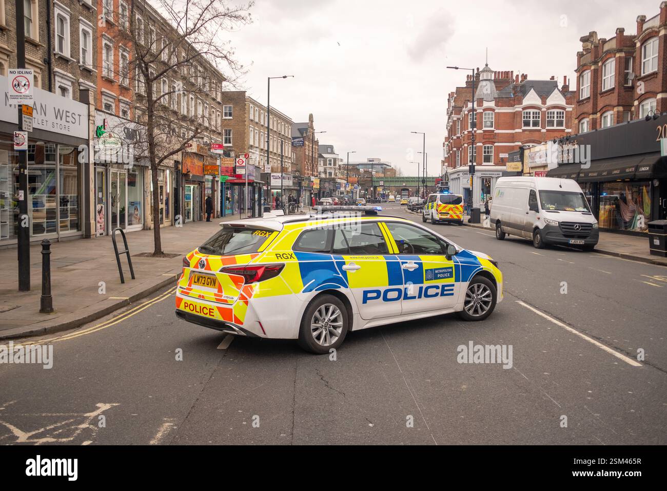 LONDRA - 12 FEBBRAIO 2025: Servizi di polizia e ambulanza sulla scena di un pugnalamento fuori dalla stazione della metropolitana di Goldhawk Road nel W12, Shepherds Bush. Foto Stock