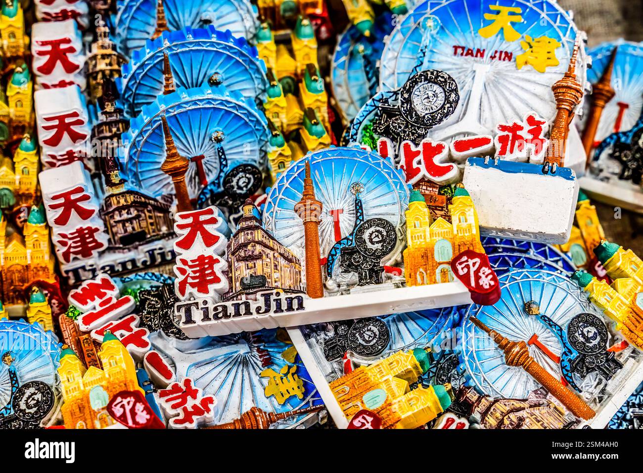 Colorato frigorifero Magnets Souvenirs Cultural Street Tianjin China. Luoghi turistici di Tianjin sui magneti. I caratteri cinesi dicono Tianjin, Impressions, Foto Stock