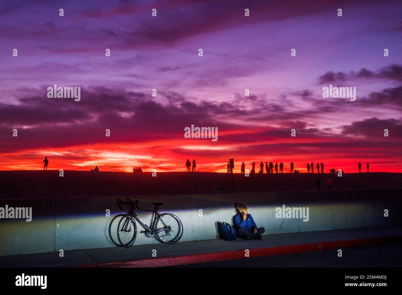 La gente guarda un bellissimo tramonto da una duna di sabbia. Venice Beach, California, Stati Uniti d'America Foto Stock