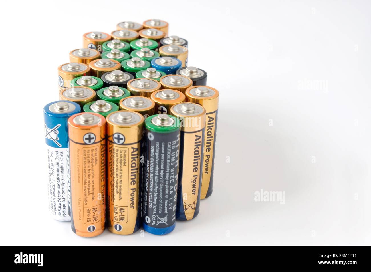 25 novembre 2023, Madrid, Spagna. Numero di batterie di varie marche e colori, impilate su uno sfondo bianco. Foto Stock