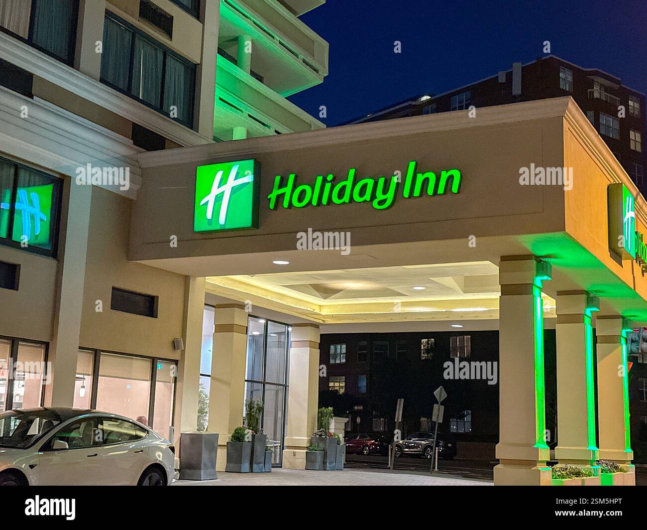Washington DC, USA - 2 maggio 2024: Ingresso all'hotel Holiday Inn Washington Central illuminato di notte Foto Stock