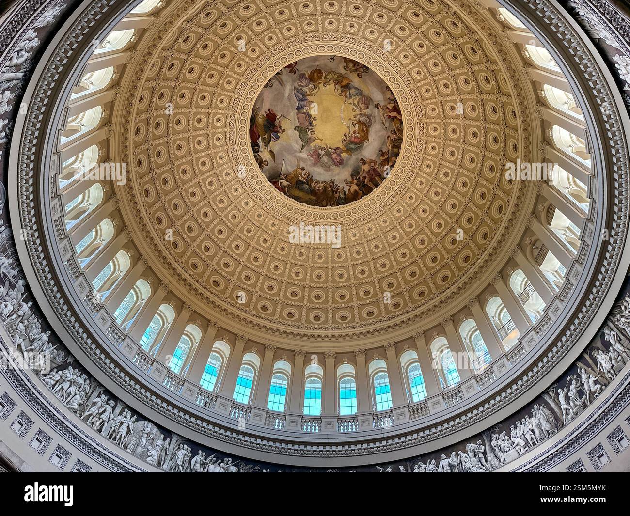 Washington DC, USA - 2 maggio 2024: Vista interna della cupola del Campidoglio - Immagine stock catturata con smartphone