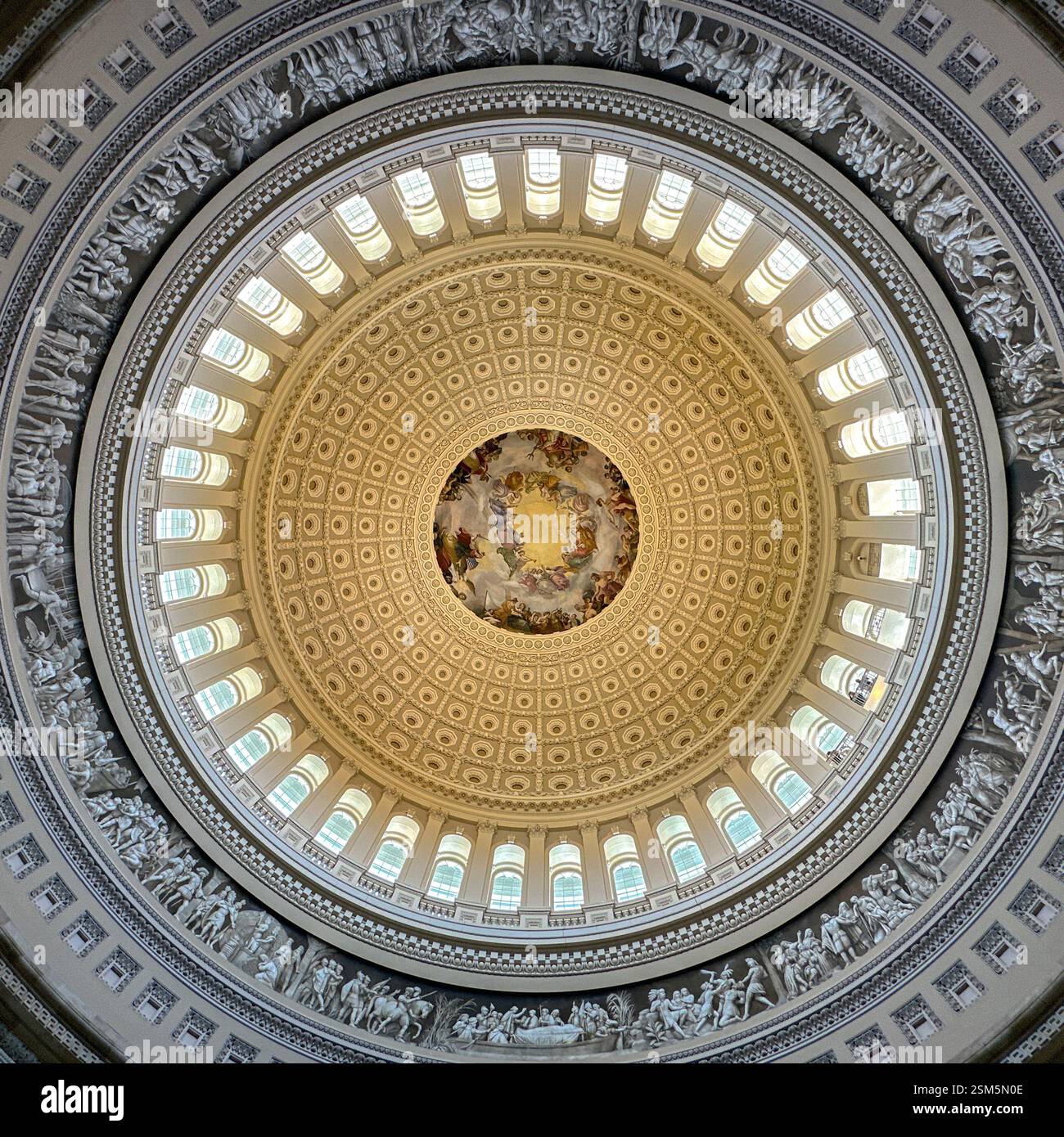 Washington DC, USA - 2 maggio 2024: Vista interna della cupola del Campidoglio - Immagine stock catturata con smartphone