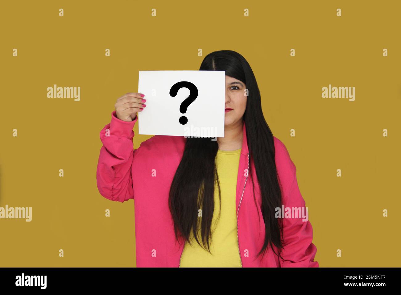 Latina 30 anni donna mostra segno per messaggi con punto interrogativo per dubbi e problemi sembra premuroso e dubbio Foto Stock