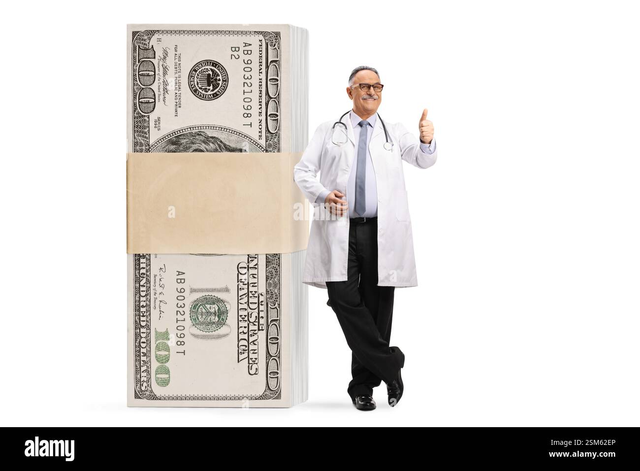Un medico con un mucchio di soldi che gestiscono i pollici isolato su sfondo bianco Foto Stock