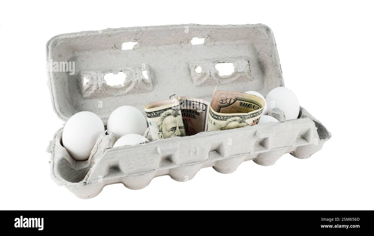 Un cartone con sei uova e dollari USA arrotolati all'interno crea un'insolita e intrigante espressione visiva di valore Foto Stock