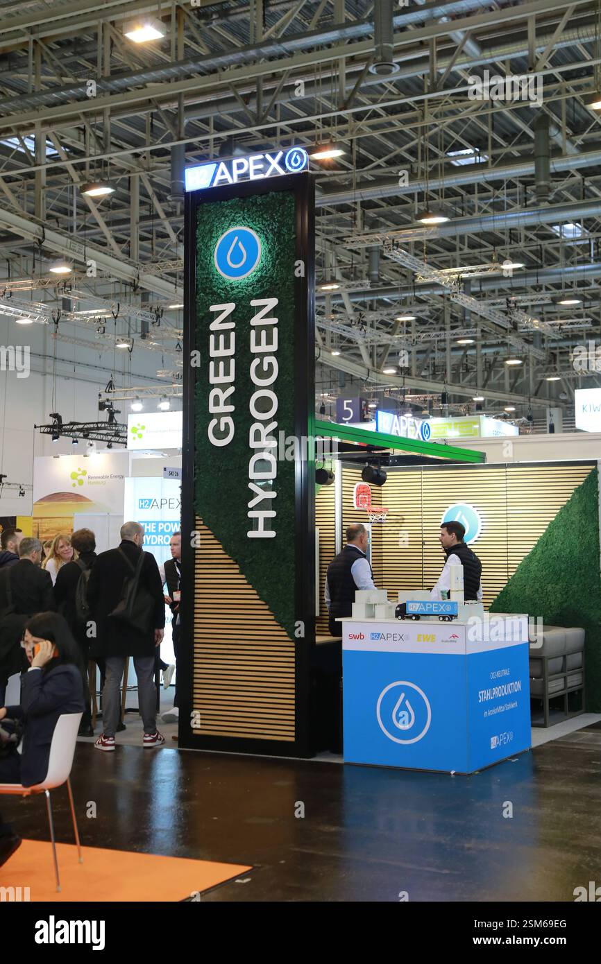 11.02.2025 Essen, Die e-World Energy & Water ist eine Fachmesse für die energie- und Wasserwirtschaft, Die jährlich in den Essener Messehallen ausgerichtet wird. Messestand Apex, Thema: Grüner Wasserstoff *** 11 02 2025 Essen, e World Energy Water è una fiera per l'industria dell'energia e dell'acqua, che si tiene ogni anno nelle sale espositive di Essen Exhibition stand Apex, tema idrogeno verde Foto Stock