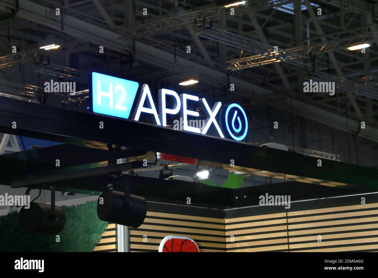 11.02.2025 Essen, Die e-World Energy & Water ist eine Fachmesse für die energie- und Wasserwirtschaft, Die jährlich in den Essener Messehallen ausgerichtet wird. Messestand Apex, Thema: Grüner Wasserstoff *** 11 02 2025 Essen, e World Energy Water è una fiera per l'industria dell'energia e dell'acqua, che si tiene ogni anno nelle sale espositive di Essen Exhibition stand Apex, tema idrogeno verde Foto Stock