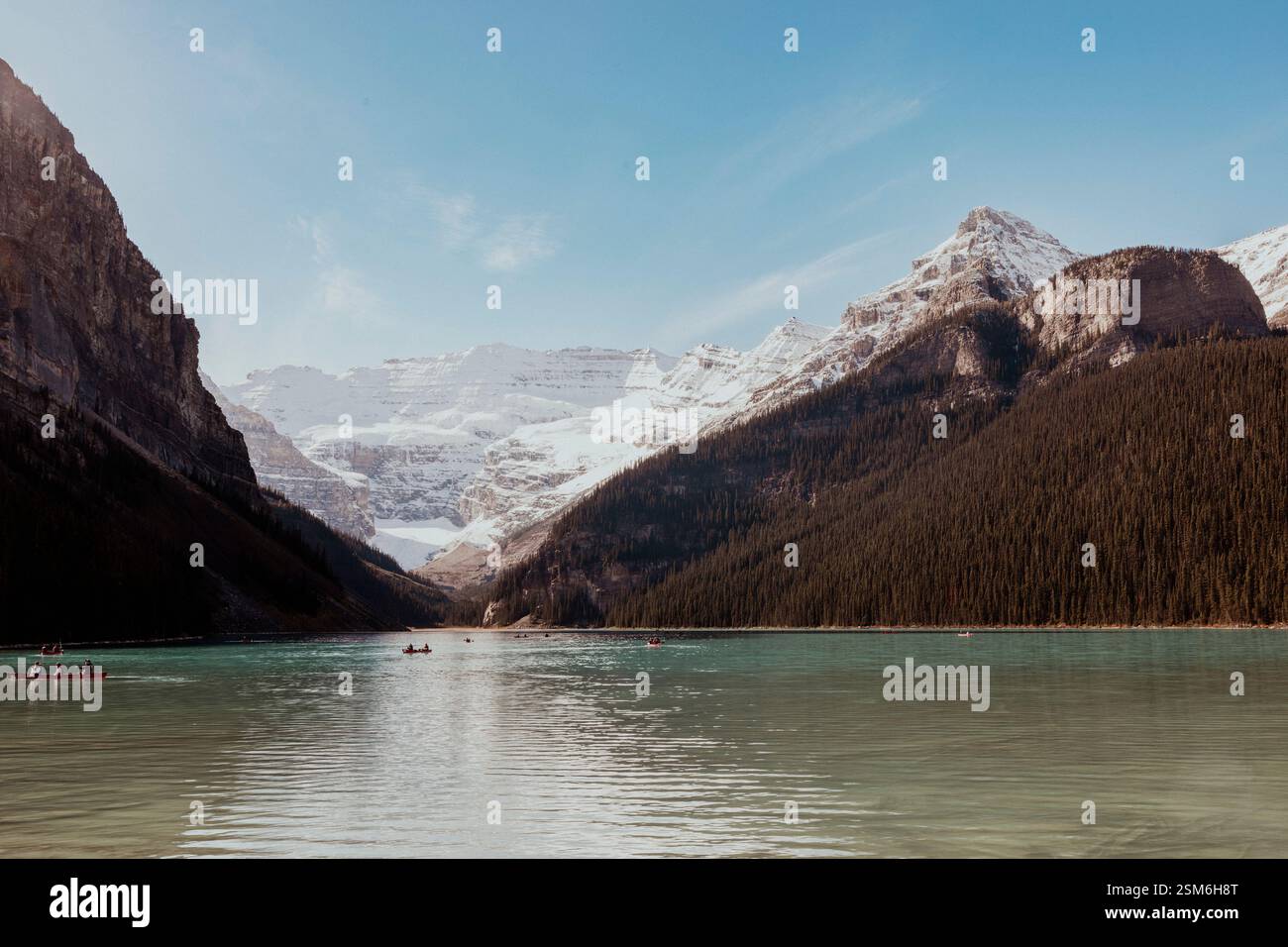 Una vista mozzafiato del Lago Louise nel Parco Nazionale di Banff, Alberta, Canada, dove le acque turchesi riflettono vette innevate. Foto Stock