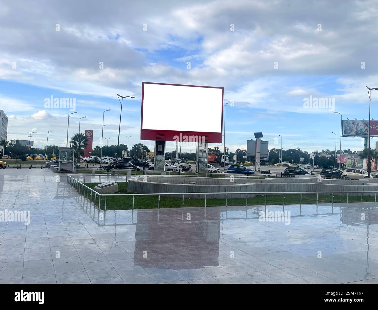 Pubblicità Outdoor Billboard vuoto in città Foto Stock