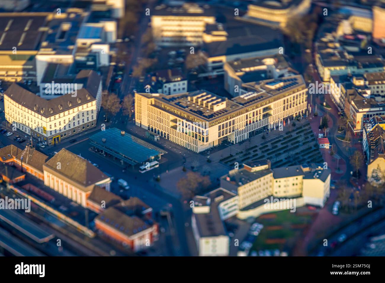 Foto di ATTENZIONE con sfocatura parziale causata dalla tecnica di inclinazione sul lato dell'obiettivo, vista aerea, piazzale Platz der Deutschen Einheit con VHS, Foto Stock