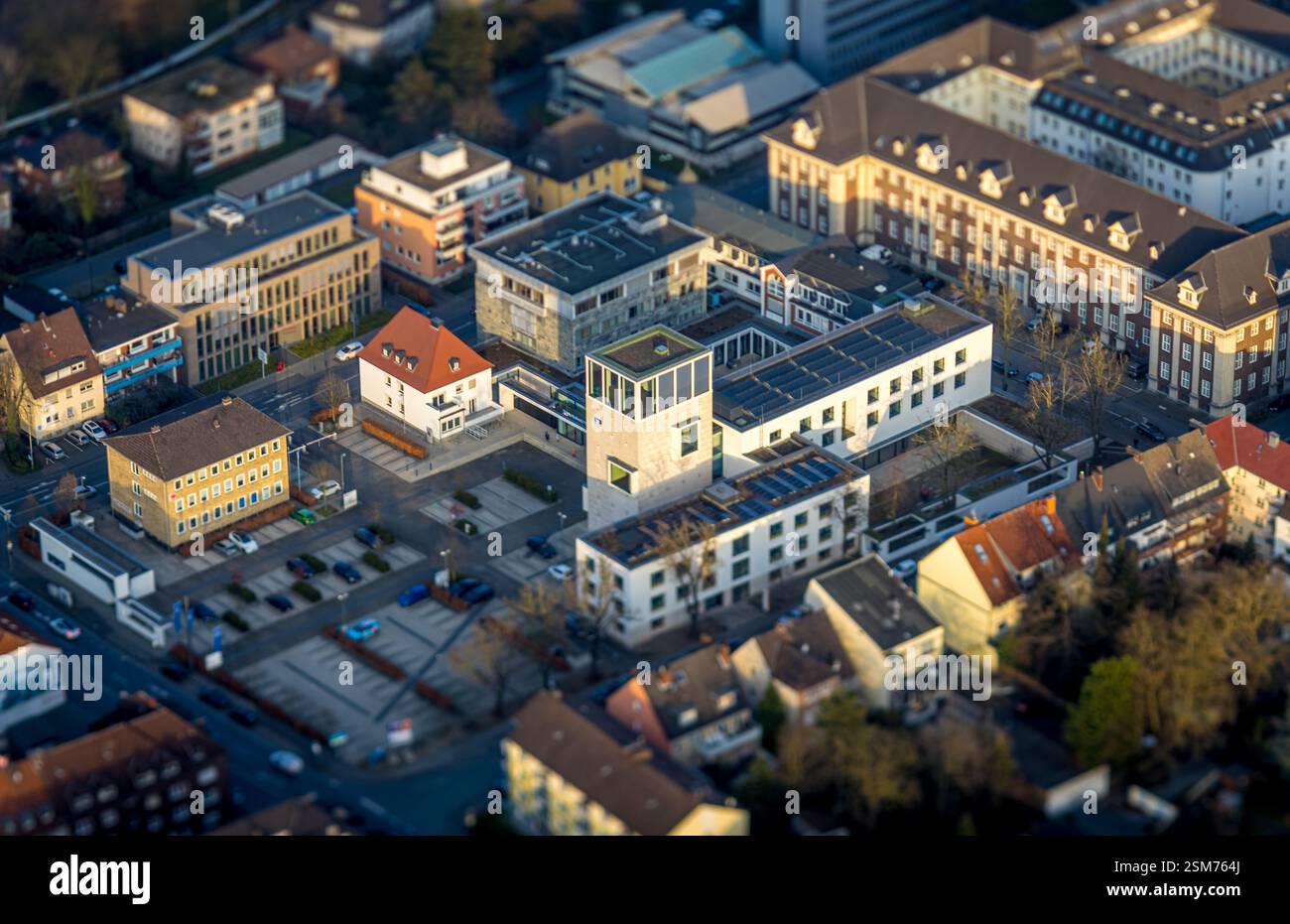 Foto DI ATTENZIONE con sfocatura parziale creata dalla tecnica di inclinazione sul lato dell'obiettivo, vista aerea, Goethestraße corner Hohe Straße e Volksbank, Mitte, Foto Stock