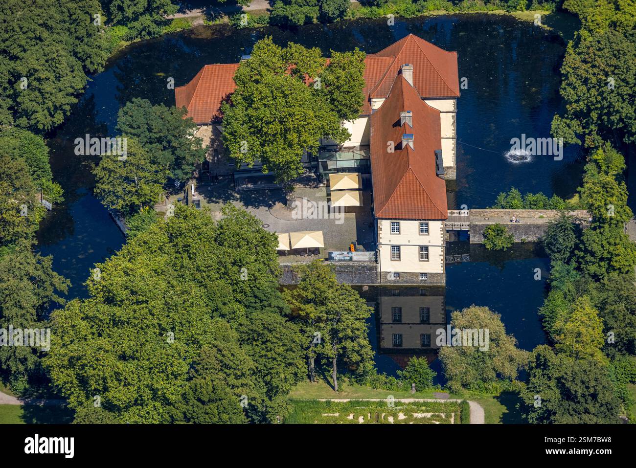 Vista aerea, castello con fossato e giardino del castello di Strünkede, Baukau, Herne, regione della Ruhr, Renania settentrionale-Vestfalia, Germania Foto Stock