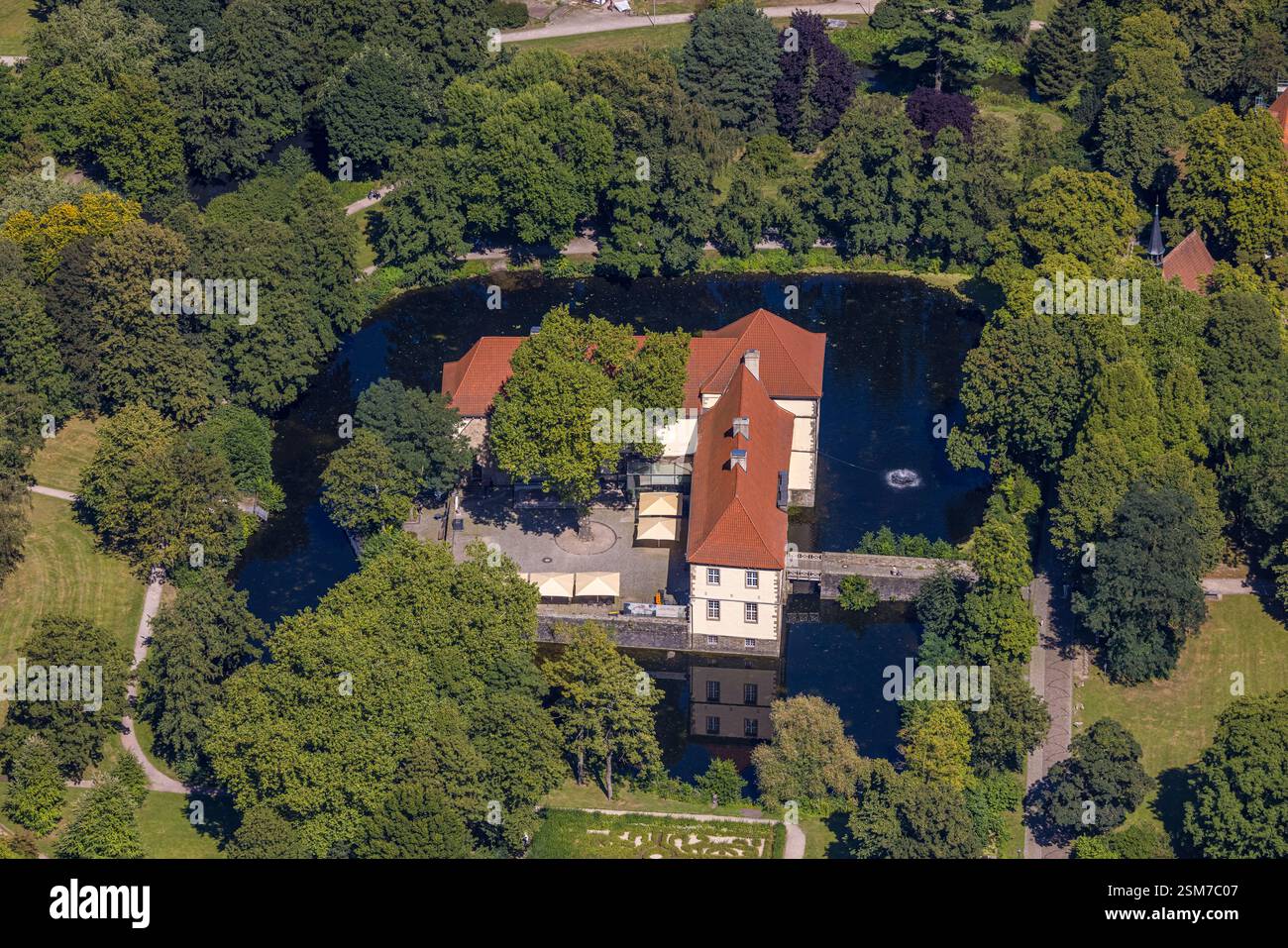 Vista aerea, castello con fossato e giardino del castello di Strünkede, Baukau, Herne, regione della Ruhr, Renania settentrionale-Vestfalia, Germania Foto Stock