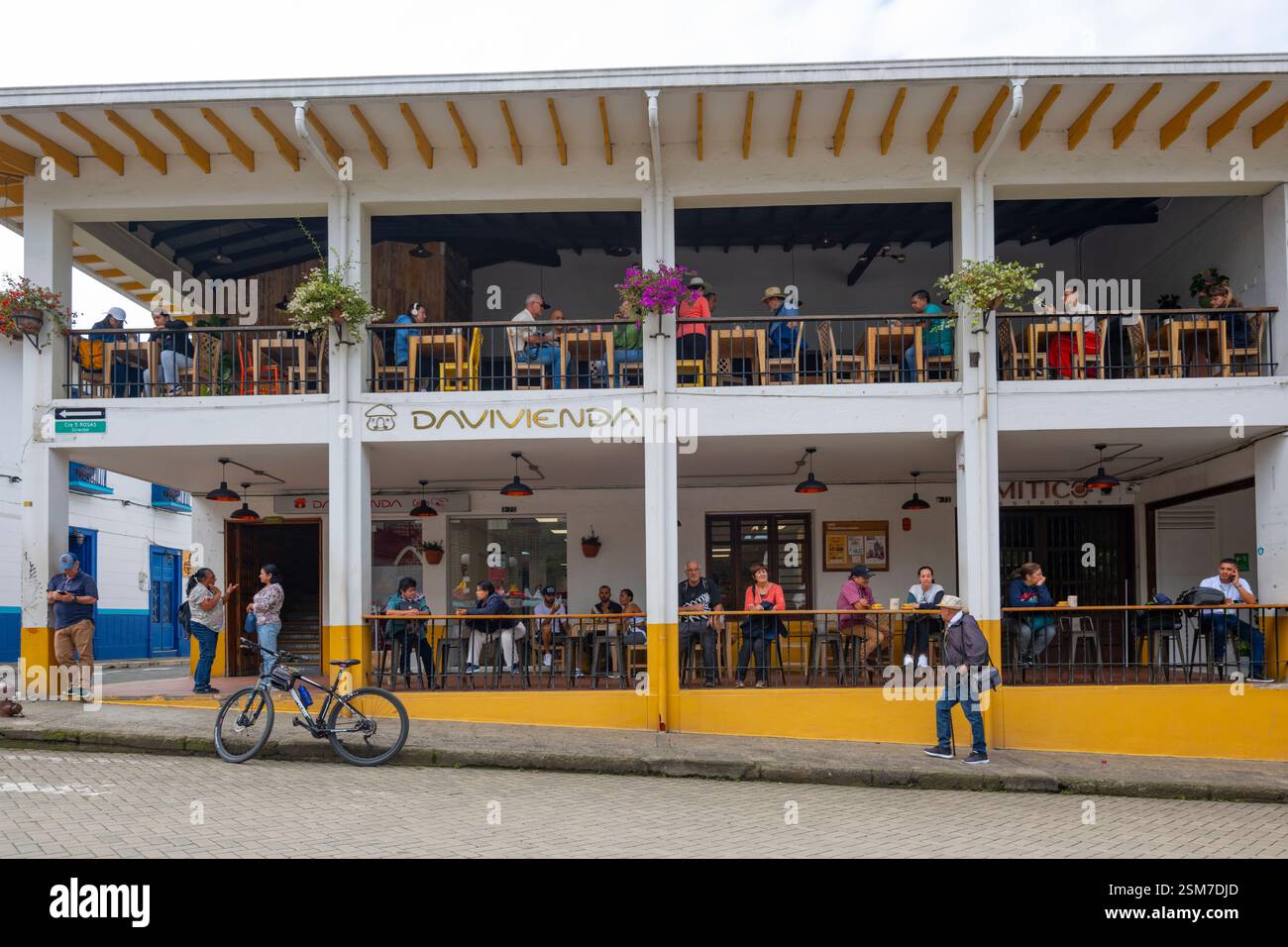 Ristorante colorato nella piazza principale, Jardin, Antioquia, Colombia Foto Stock