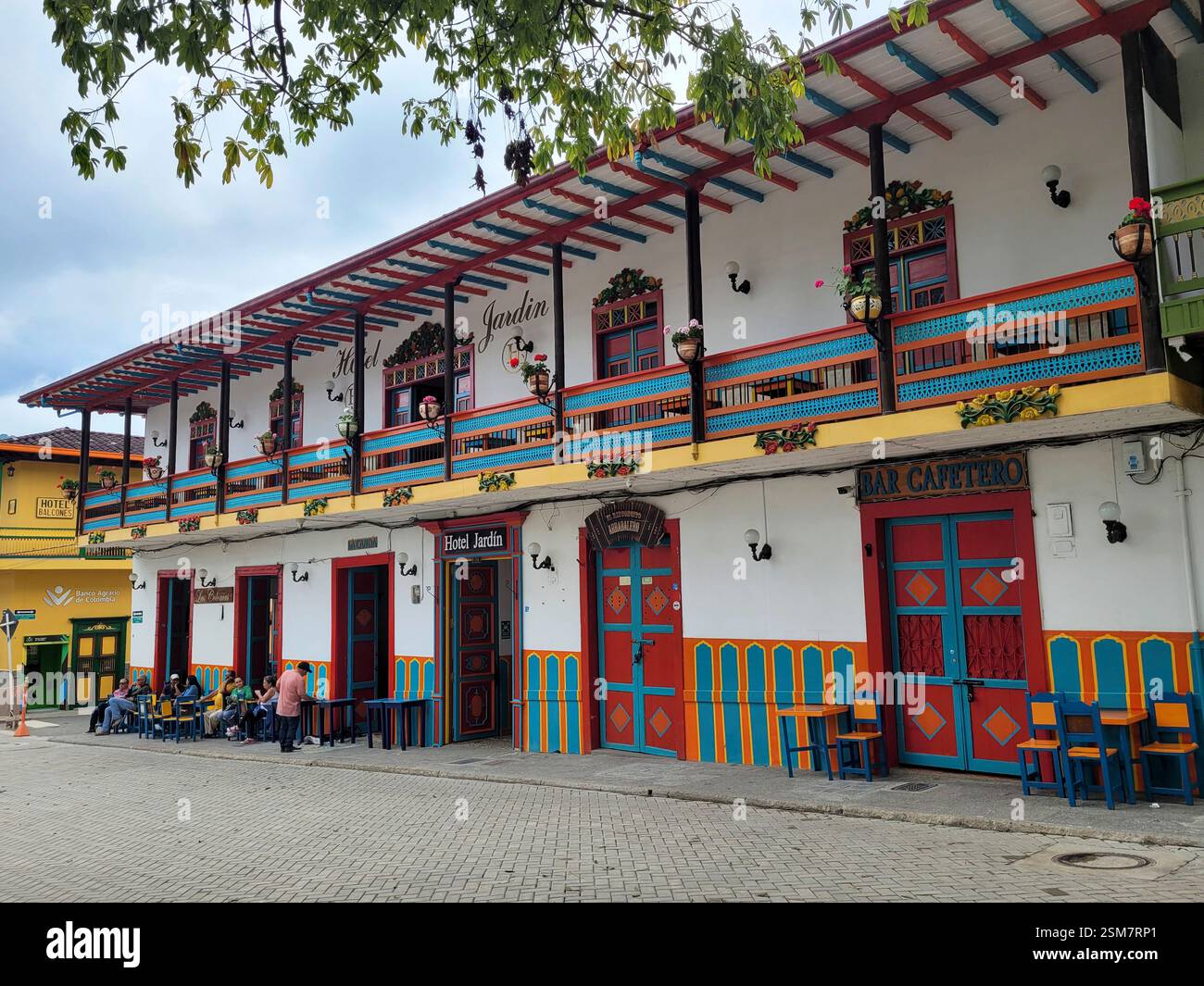 Vista di un colorato edificio coloniale nella piazza principale, Jardin, Antioquia, Colombia Foto Stock