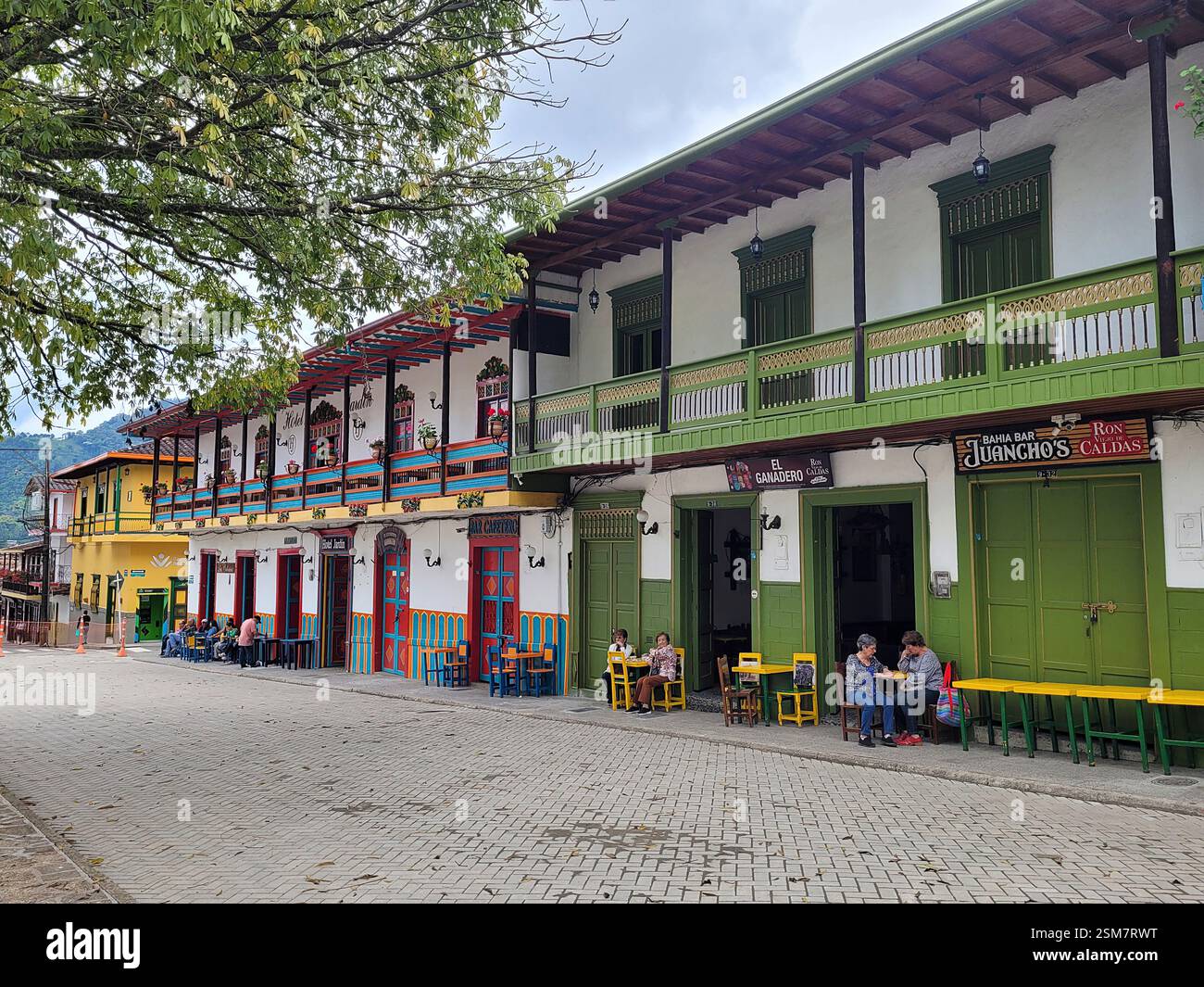Vista dei colorati edifici coloniali nella piazza principale, Jardin, Antioquia, Colombia Foto Stock
