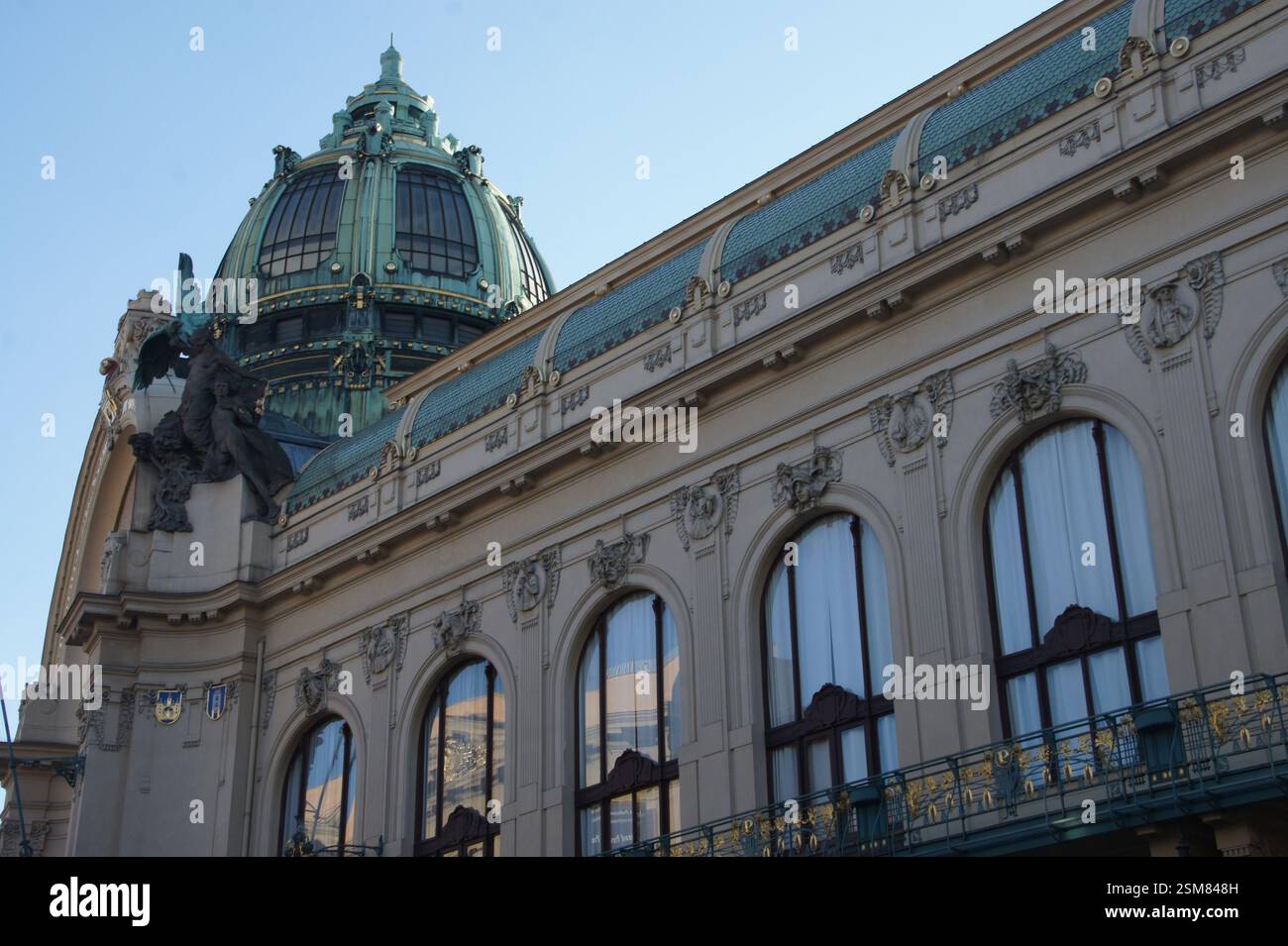 Obecní dům, Municipio, Praga. Architettura Art Nouveau con facciata ornata e cupola verde. Simbolo dell'identità ceca e della vita culturale. Anche un PL Foto Stock