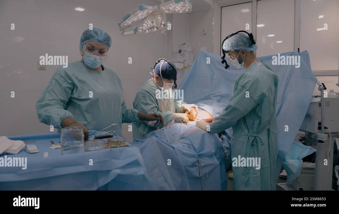 Team medico uomini medici medici chirurghi trattamento infermiere operazione chirurgica in clinica ospedaliera medicina d'emergenza cardiochirurgia dello stomaco tagliato fuori Foto Stock