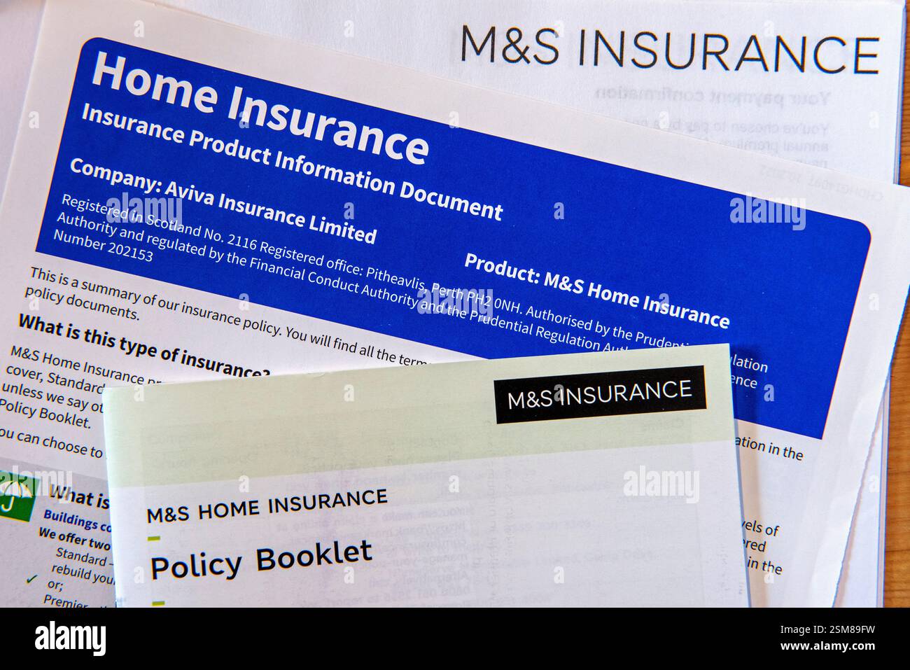 Polizza assicurativa M&S Home, documenti cartacei e documenti con libretto di polizze Foto Stock