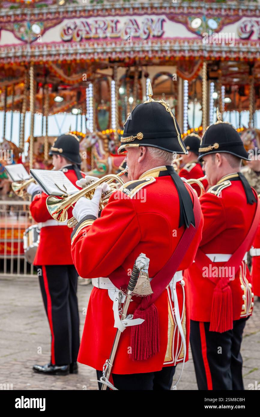 Giocatore di Cornet nella Regimental Band of the Royal Welsh, Cardiff Bay, Galles, Regno Unito Foto Stock
