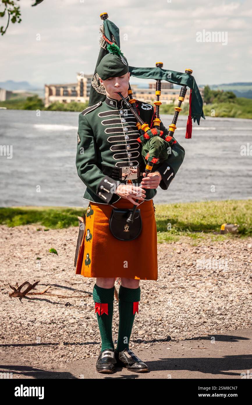 Royal Irish Regiment Piper, Cardiff Bay, Galles, Regno Unito Foto Stock