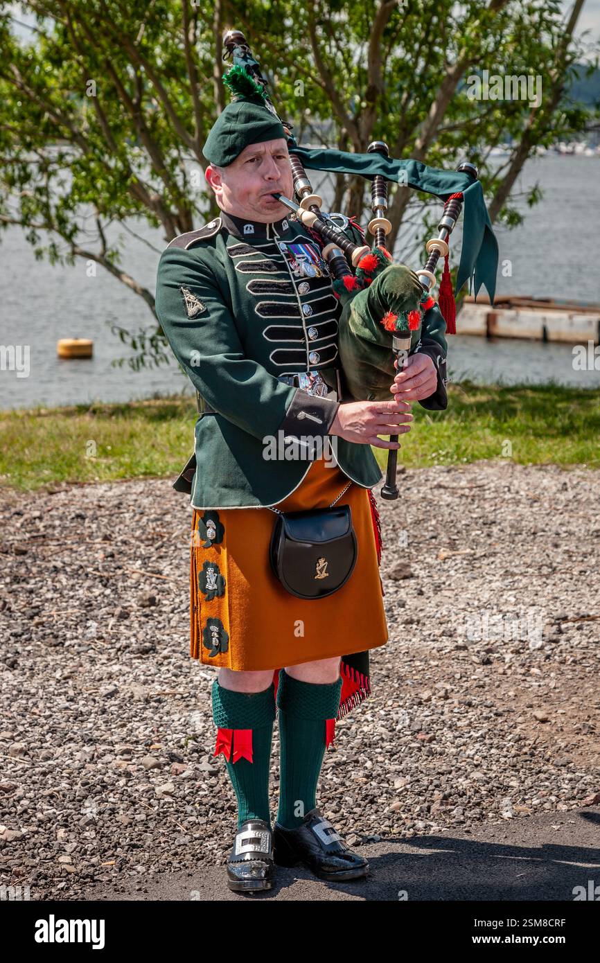 Royal Irish Regiment Piper, Cardiff Bay, Galles, Regno Unito Foto Stock