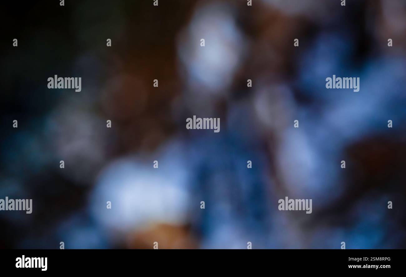 Sfocatura astratta da sogno in tonalità blu e marrone con riflesso specularità e bokeh delicato che creano profondità e armonia visiva Foto Stock