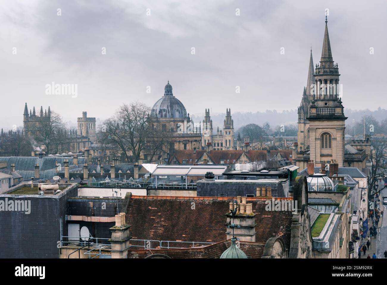Carfax, Oxford, Inghilterra - la vista dalla cima della Carfax Tower all'incrocio tra St Aldate's, Cornmarket Street, Queen Street e High Street in Foto Stock Carfax, Oxford, Inghilterra - la vista dalla cima della Carfax Tower all'incrocio tra St Aldate's, Cornmarket Street, Queen Street e High Street in Foto Stock