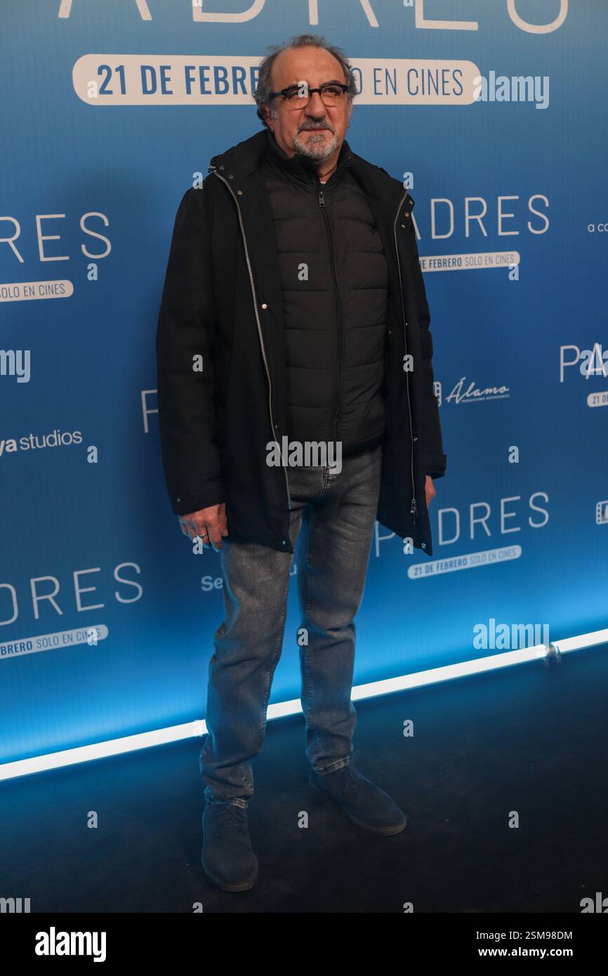 Madrid, Spagna, 12 febbraio 2025: L'attore Juanjo Cucalón posa per i media durante la Premier Photocall "Padres", il 12 febbraio 2025, al Palacio de la Prensa Cinema, a Madrid, Spagna. Crediti: Alberto Brevers / Alamy Live News. Foto Stock