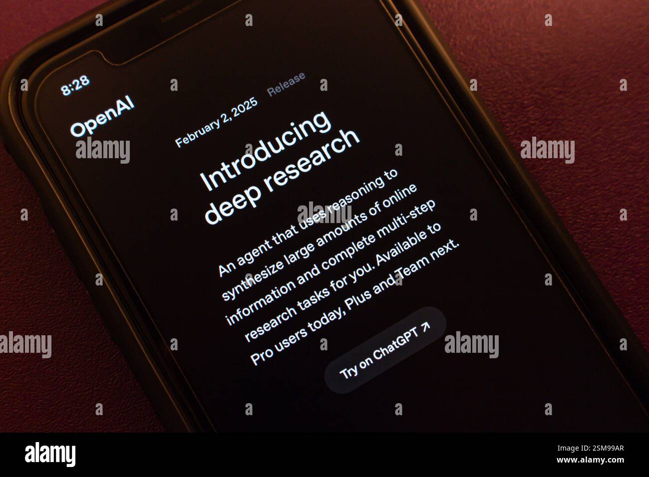 Viene visualizzata la sezione «Introduction deep Research» (Introduzione alla ricerca approfondita) del sito web OpenAI. La "ricerca approfondita" di ChatGPT è uno strumento di IA che genera relazioni di ricerca dettagliate. Foto Stock