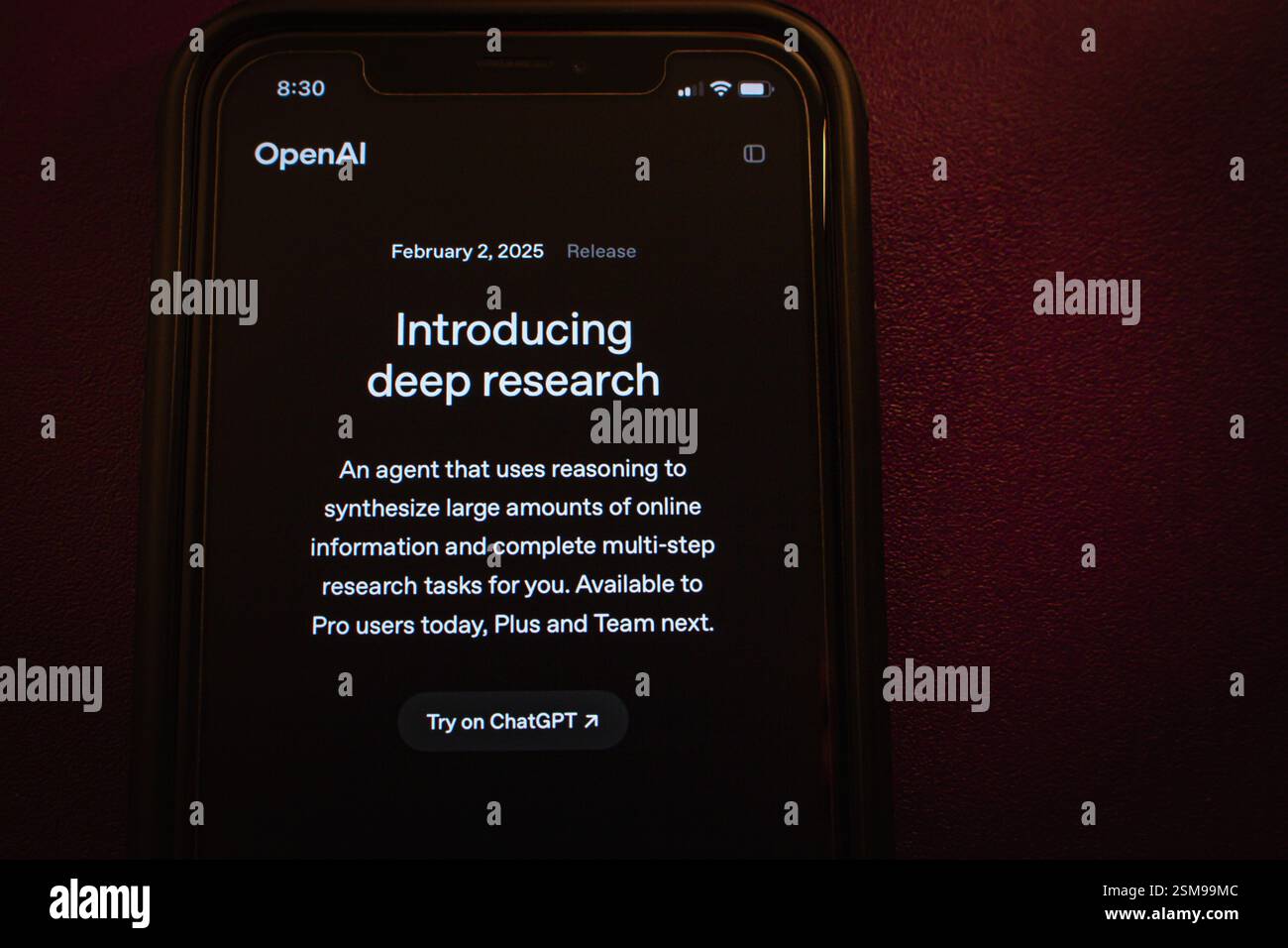 Viene visualizzata la sezione «Introduction deep Research» (Introduzione alla ricerca approfondita) del sito web OpenAI. La "ricerca approfondita" di ChatGPT è uno strumento di IA che genera relazioni di ricerca dettagliate. Foto Stock