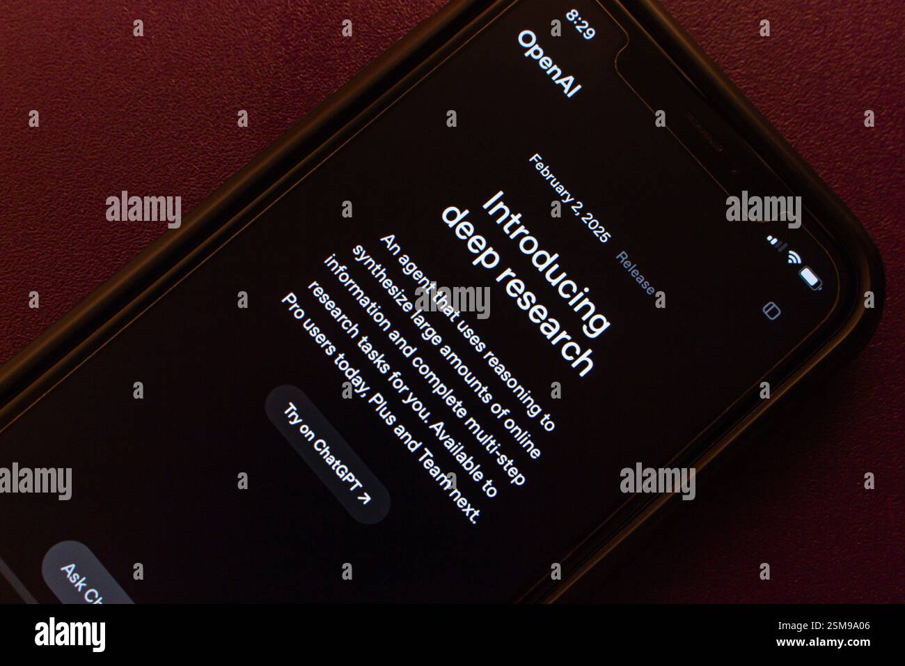 Viene visualizzata la sezione «Introduction deep Research» (Introduzione alla ricerca approfondita) del sito web OpenAI. La "ricerca approfondita" di ChatGPT è uno strumento di IA che genera relazioni di ricerca dettagliate. Foto Stock