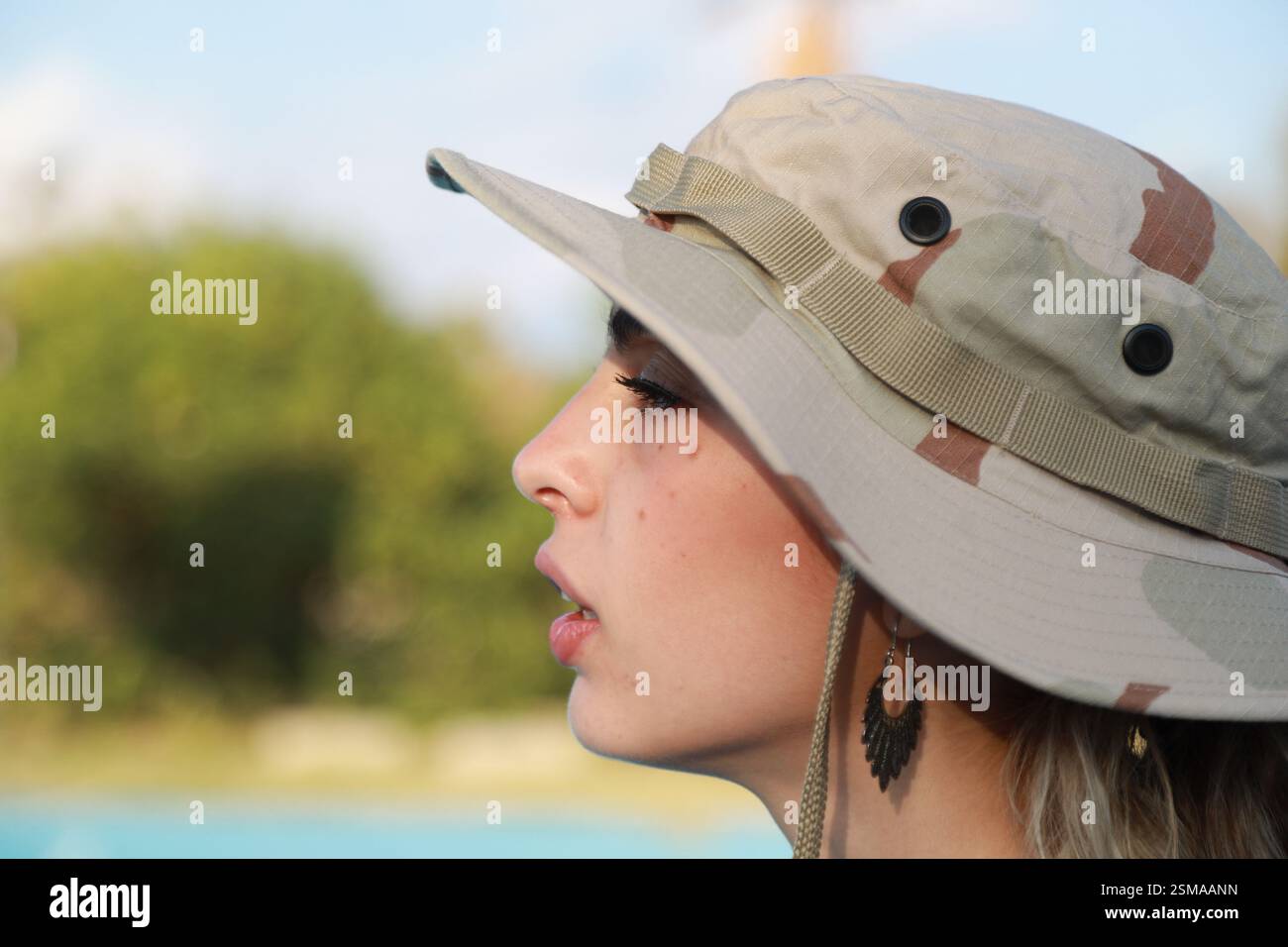 Soldato donna con Un cappello sotto il sole Foto Stock