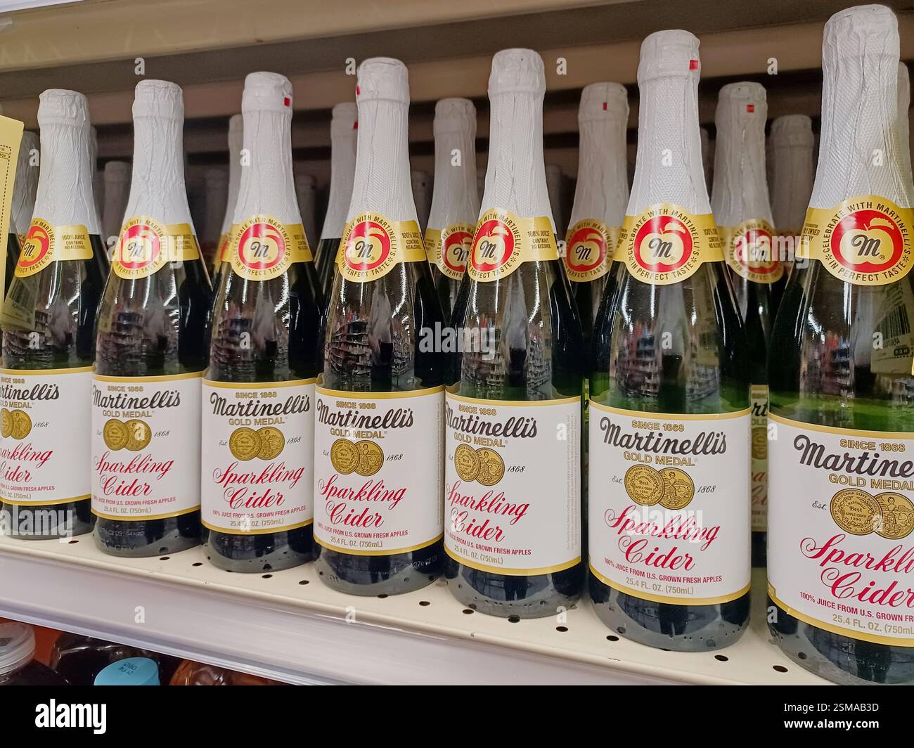 Houston, Texas USA 12-15-2024: Bottiglie di sidro frizzante Martinellis sullo scaffale del supermercato prodotti di consumo alimentari. Foto Stock