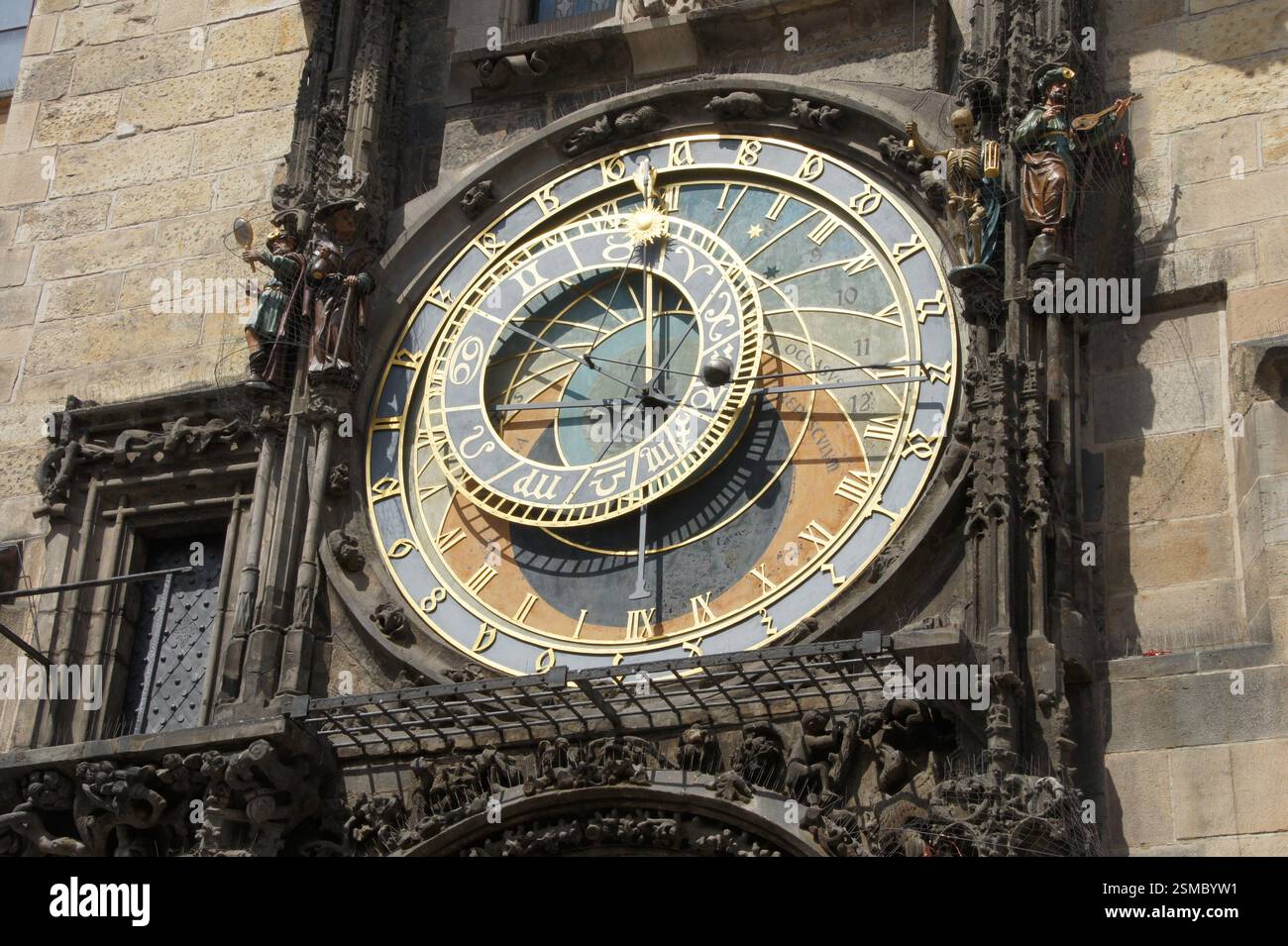 L'orologio astronomico di Praga, un capolavoro medievale adornato da intricate sculture e simboli astrologici. Rappresenta il passaggio temporale e celeste Foto Stock