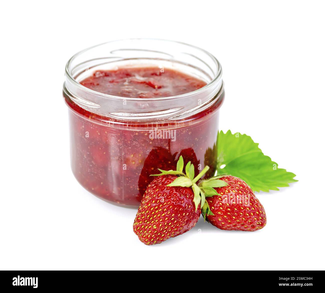 Confettura di fragole in un vasetto di vetro, bacche e foglie di fragola isolati su sfondo bianco Foto Stock