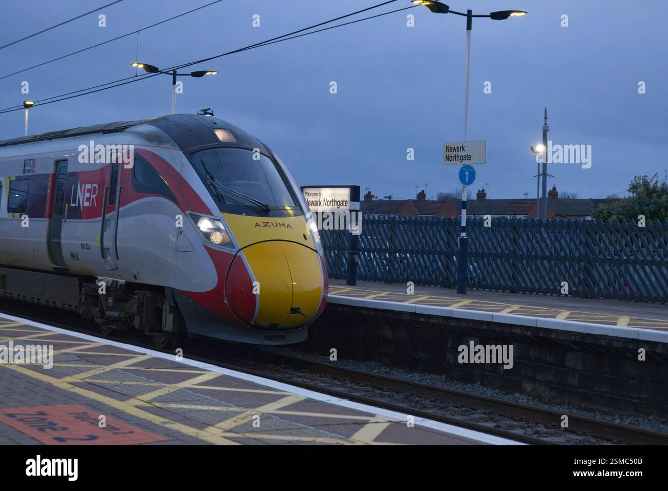 L'elegante e moderno treno LNER Azuma scivola nella stazione di Newark North Gate, sulla East Coast Main Line. Foto Stock