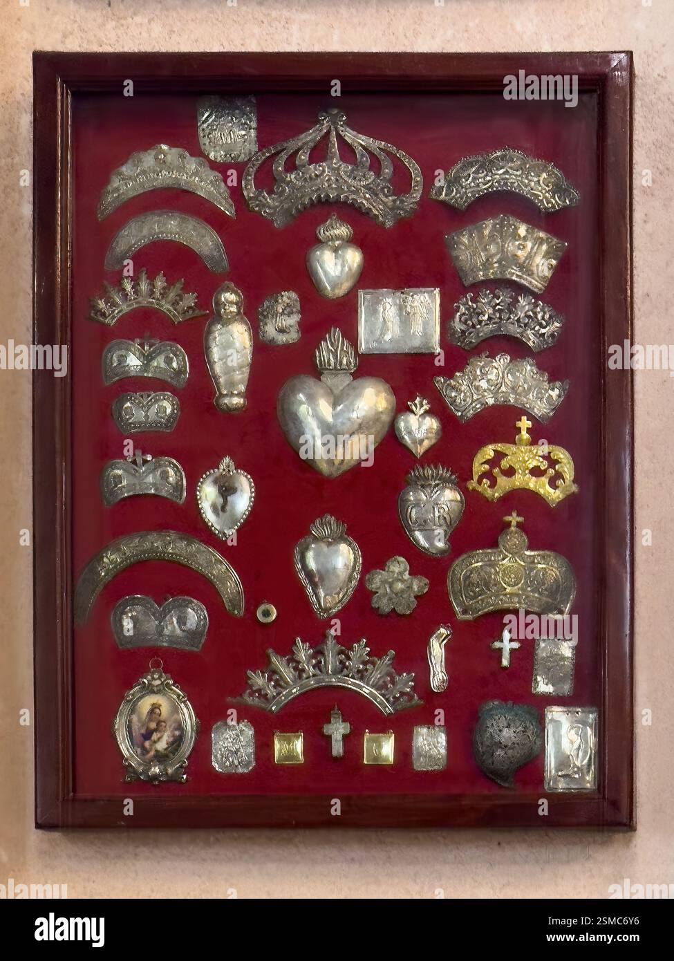 Cattaro, Montenegro - 2 luglio 2024: Centro storico. Cattedrale di San Trifone, collezione di opere d'arte d'argento Foto Stock